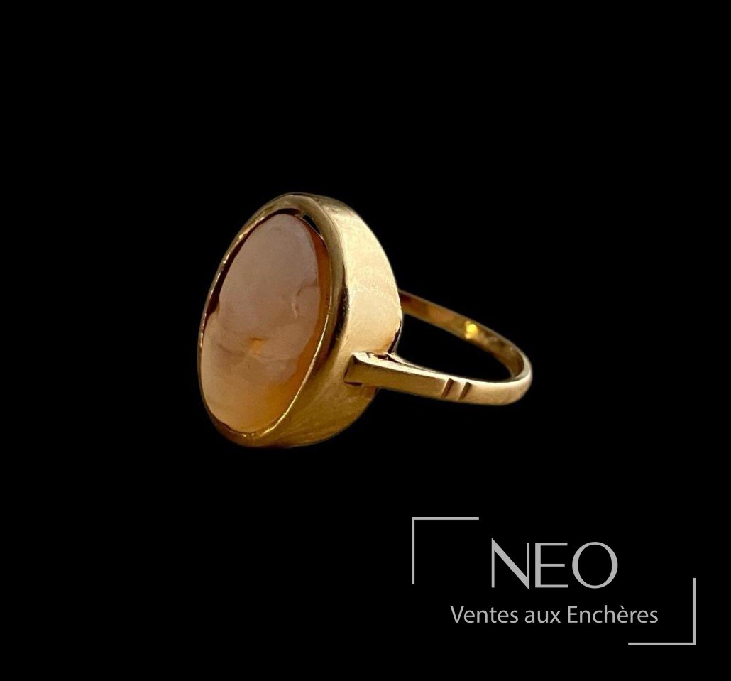 Bague en or jaune avec camée ovale vue de trois quarts sur fond noir