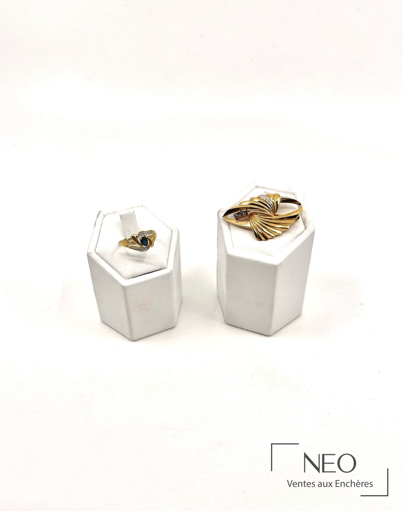 Bague en or jaune 18 carats à spinelle bleue et broche assortie