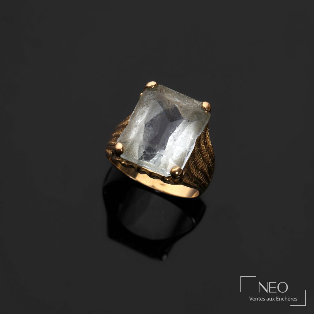 Bague en or jaune avec pierre bleue de taille émeraude