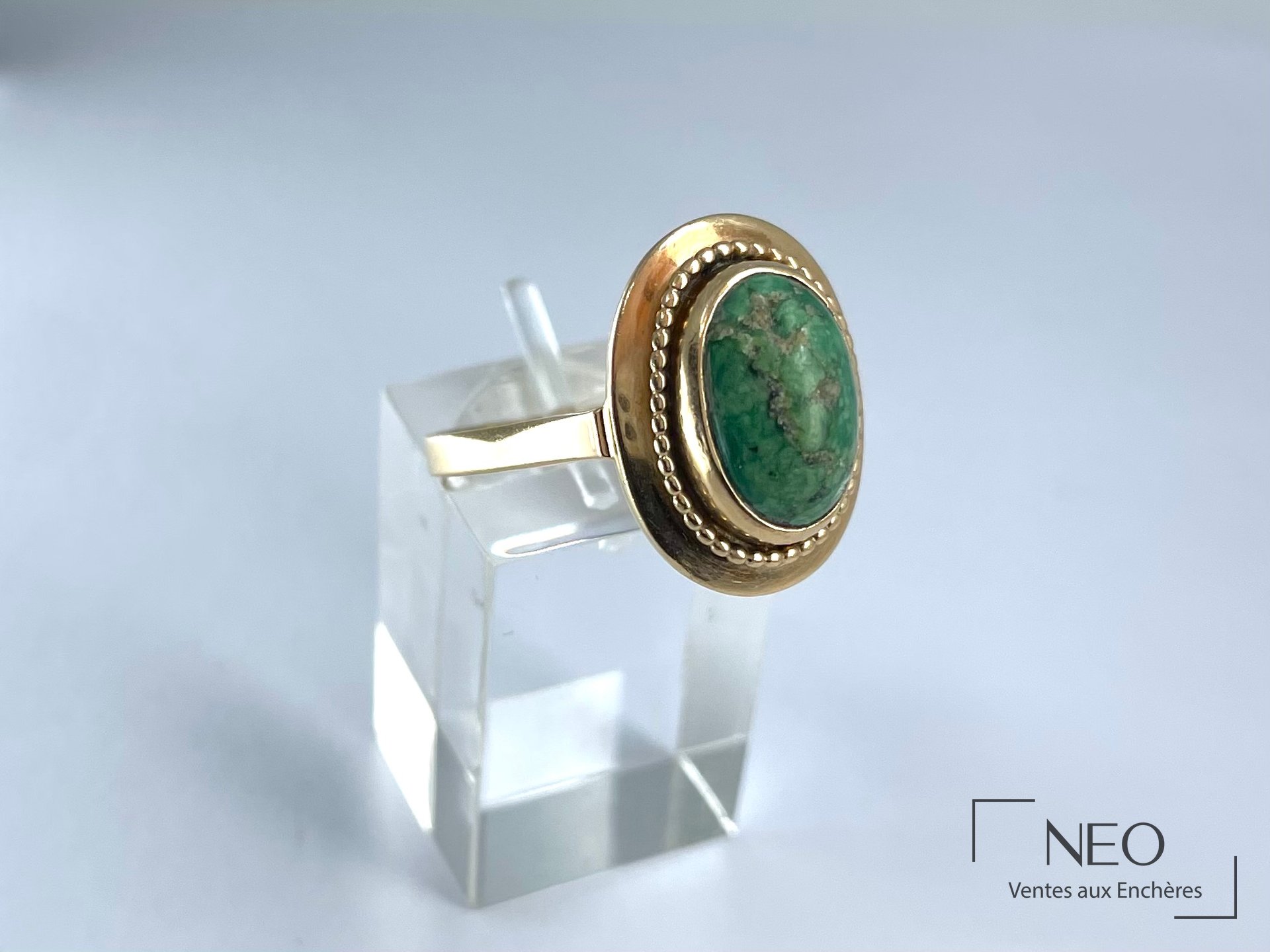 Bague en or jaune 18 carats, cabochon de pierre dure veinée verte