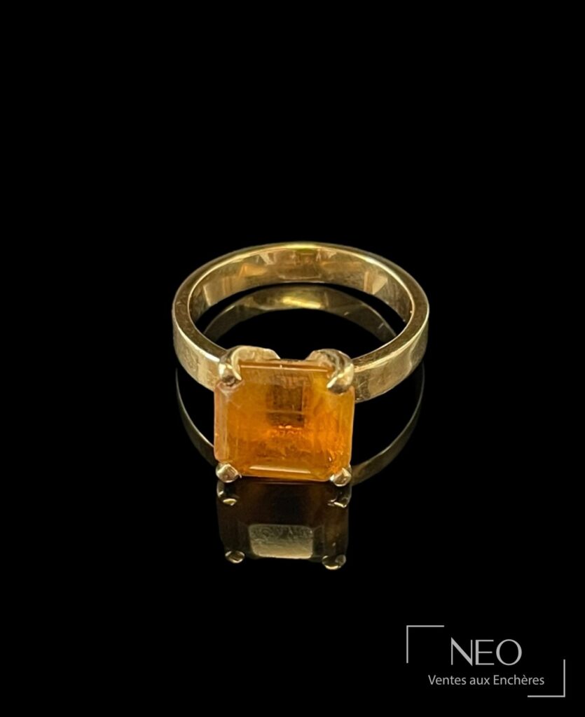Bague en or jaune sertie d'une citrine carrée sur fond noir