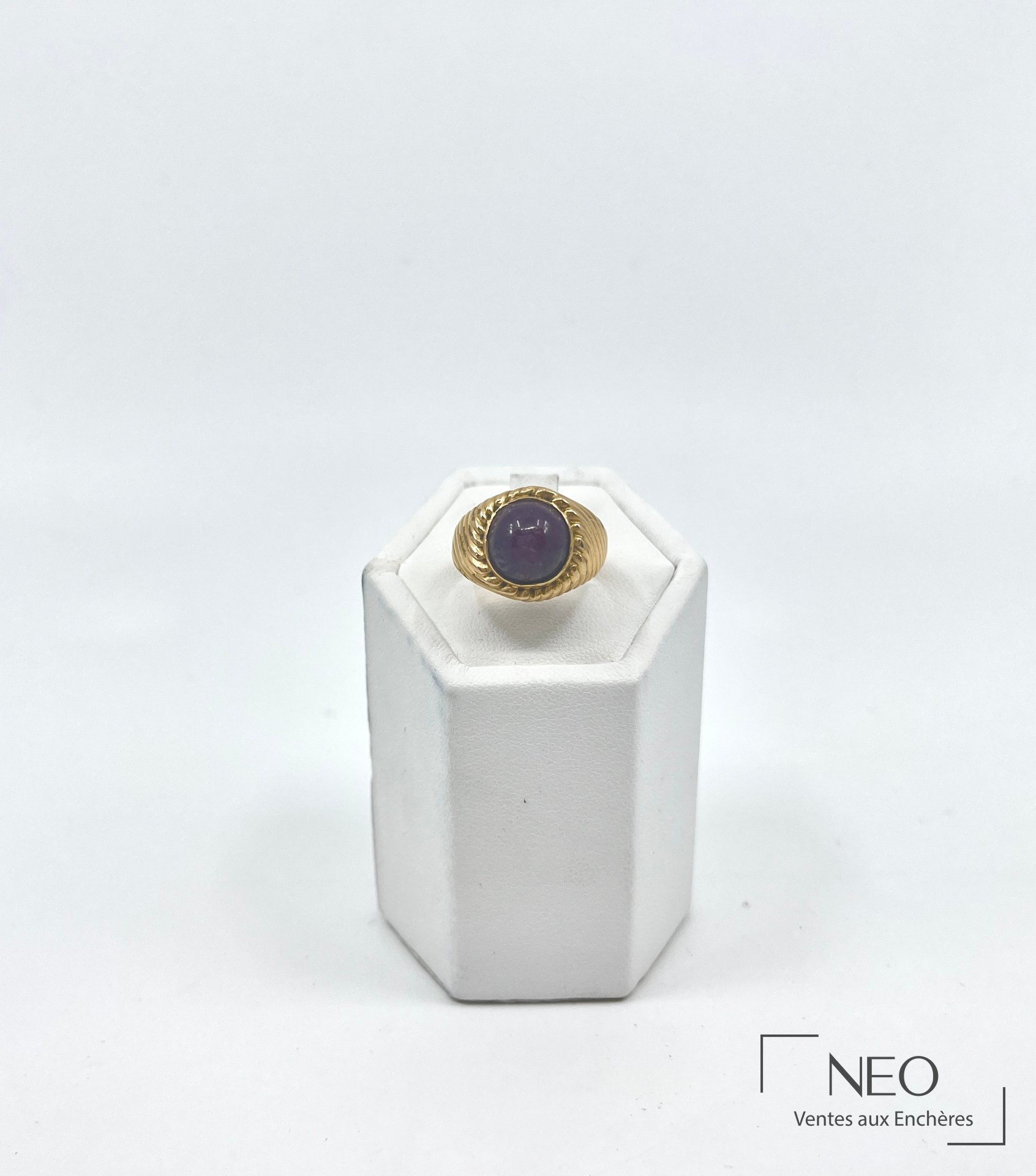 Bague en or jaune 18 carats torsadée, pierre violette en cabochon