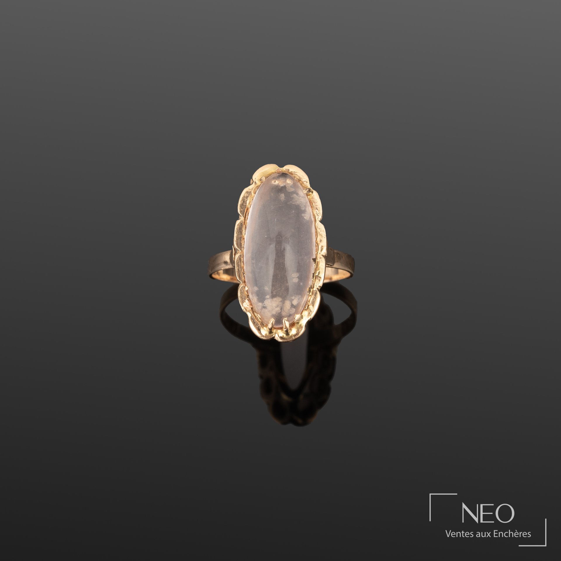 Bague en or jaune 18K, plateau ajouré et cabochon de verre