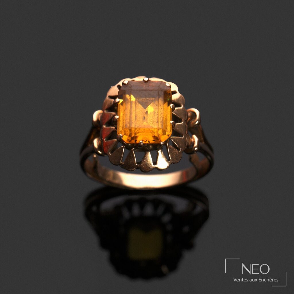 Bague en or jaune avec pierre jaune centrale de taille émeraude