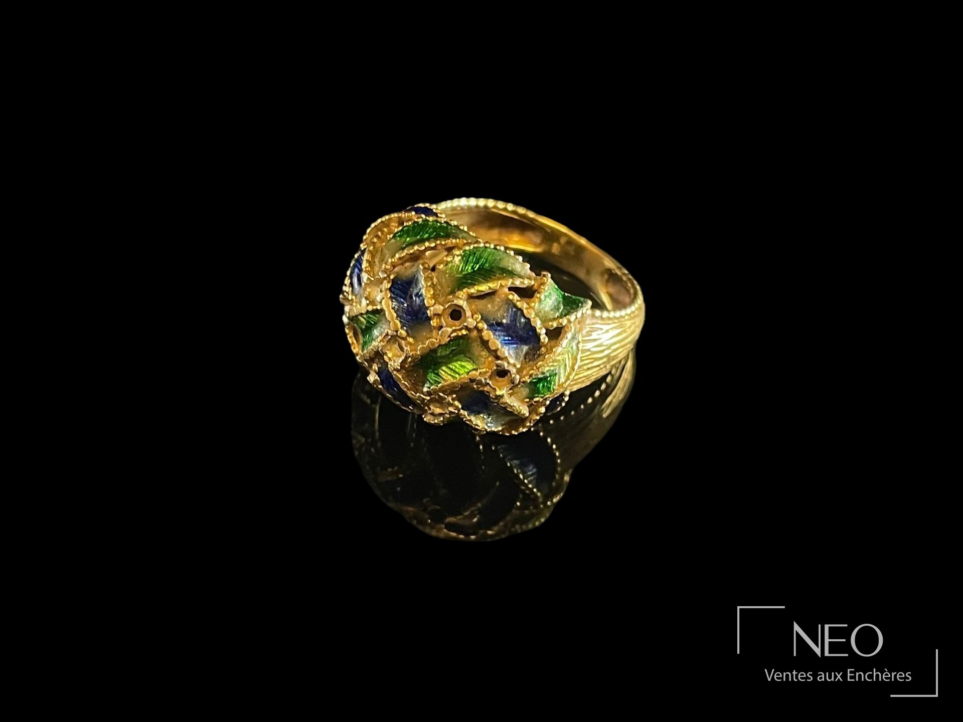 Bague en or jaune 18 carats, émail vert et bleu, tour de doigt 52,5