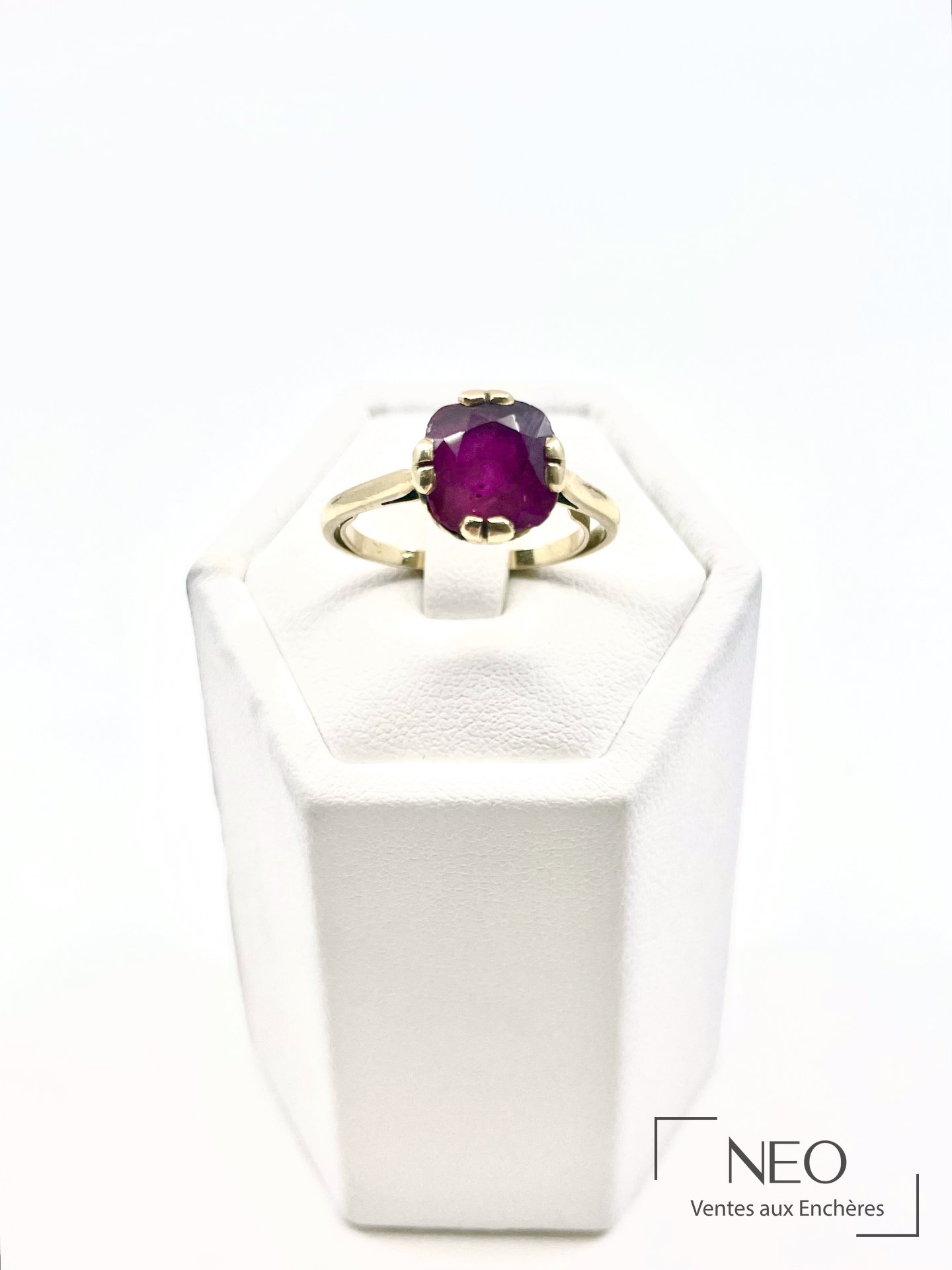 Bague en or jaune 18 carats centrée d&rsquo;un rubis taille coussin