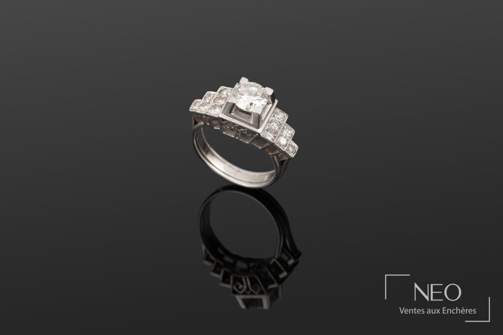 Bague en platine ornée d'un diamant central et de diamants sur les côtés