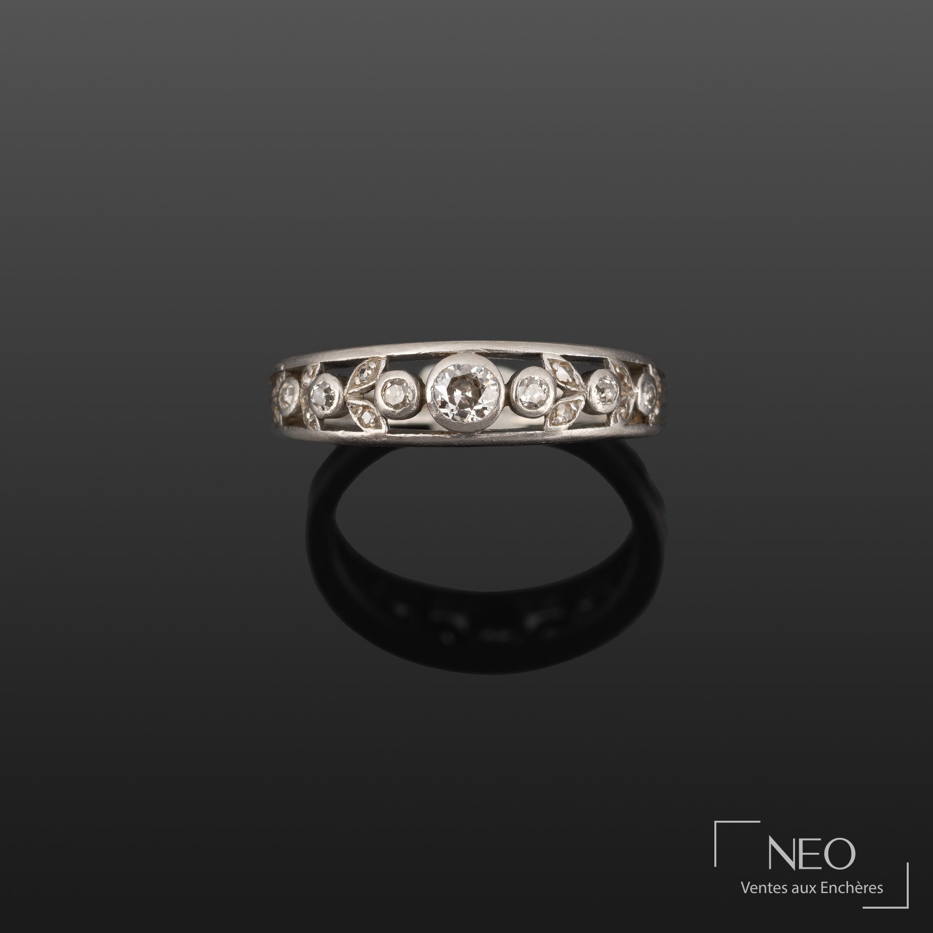 Bague en platine, motif de feuillages et diamants taille ancienne et taille rose