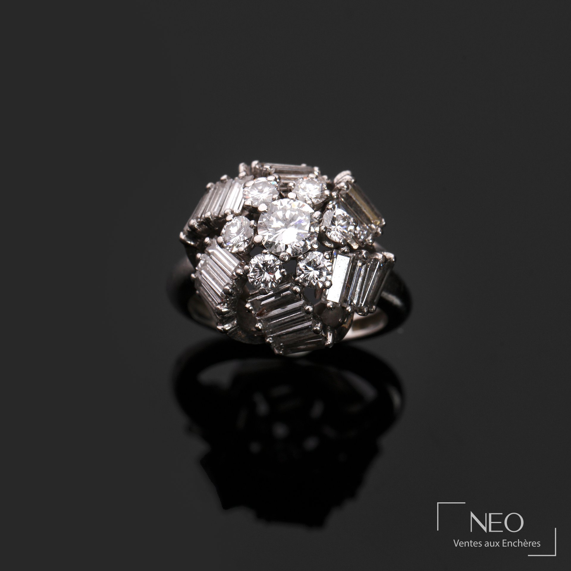 Bague en platine et diamants, entourage rubané