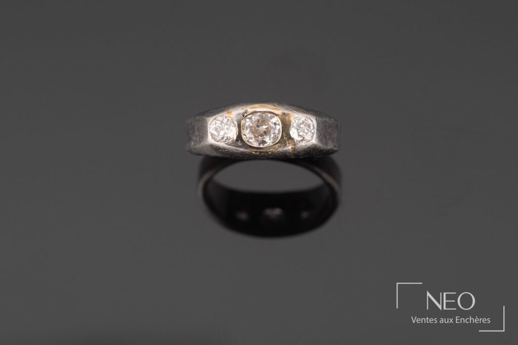 Bague en platine sertie de trois diamants sur fond sombre