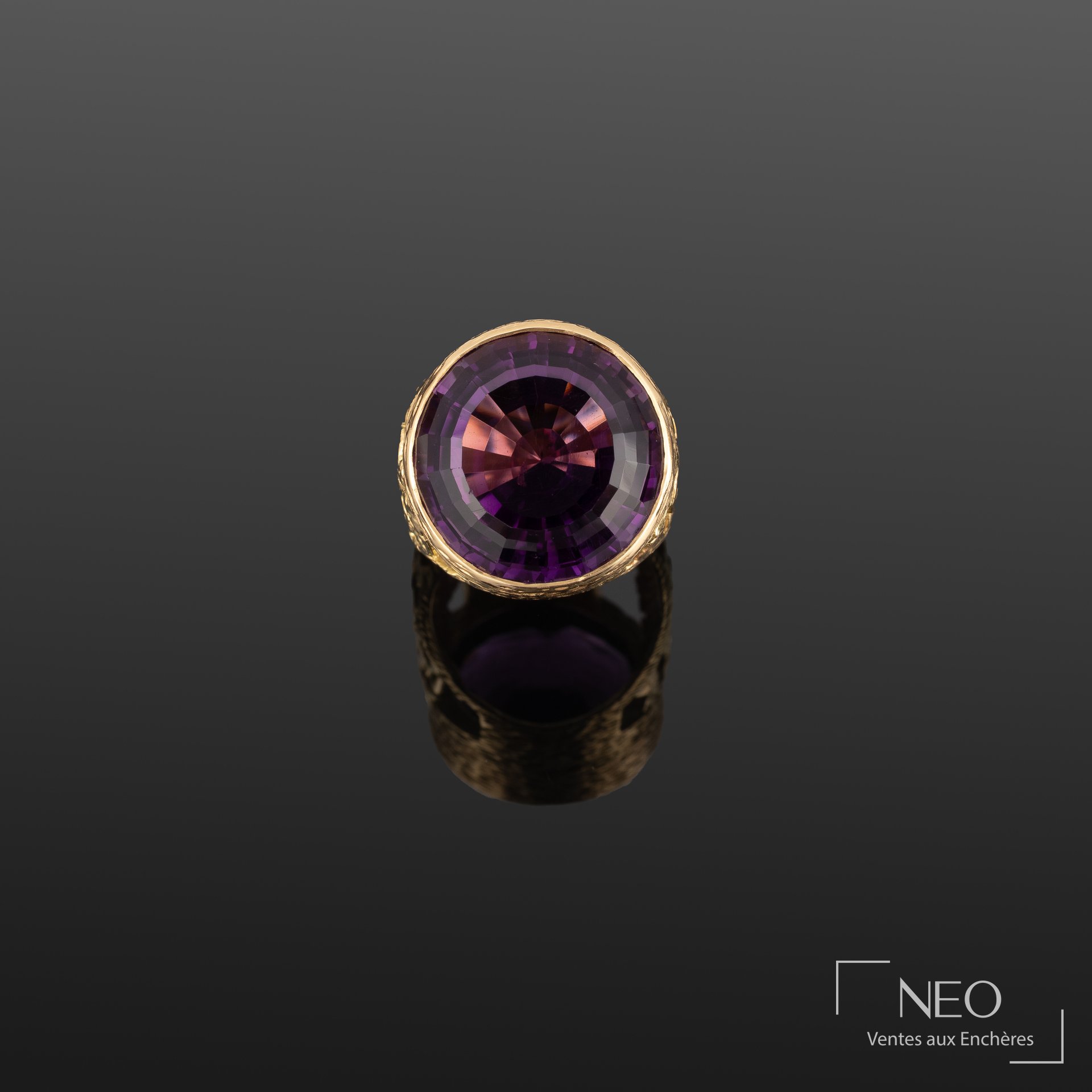 Bague épiscopale en or jaune 18K ornée d’une améthyste