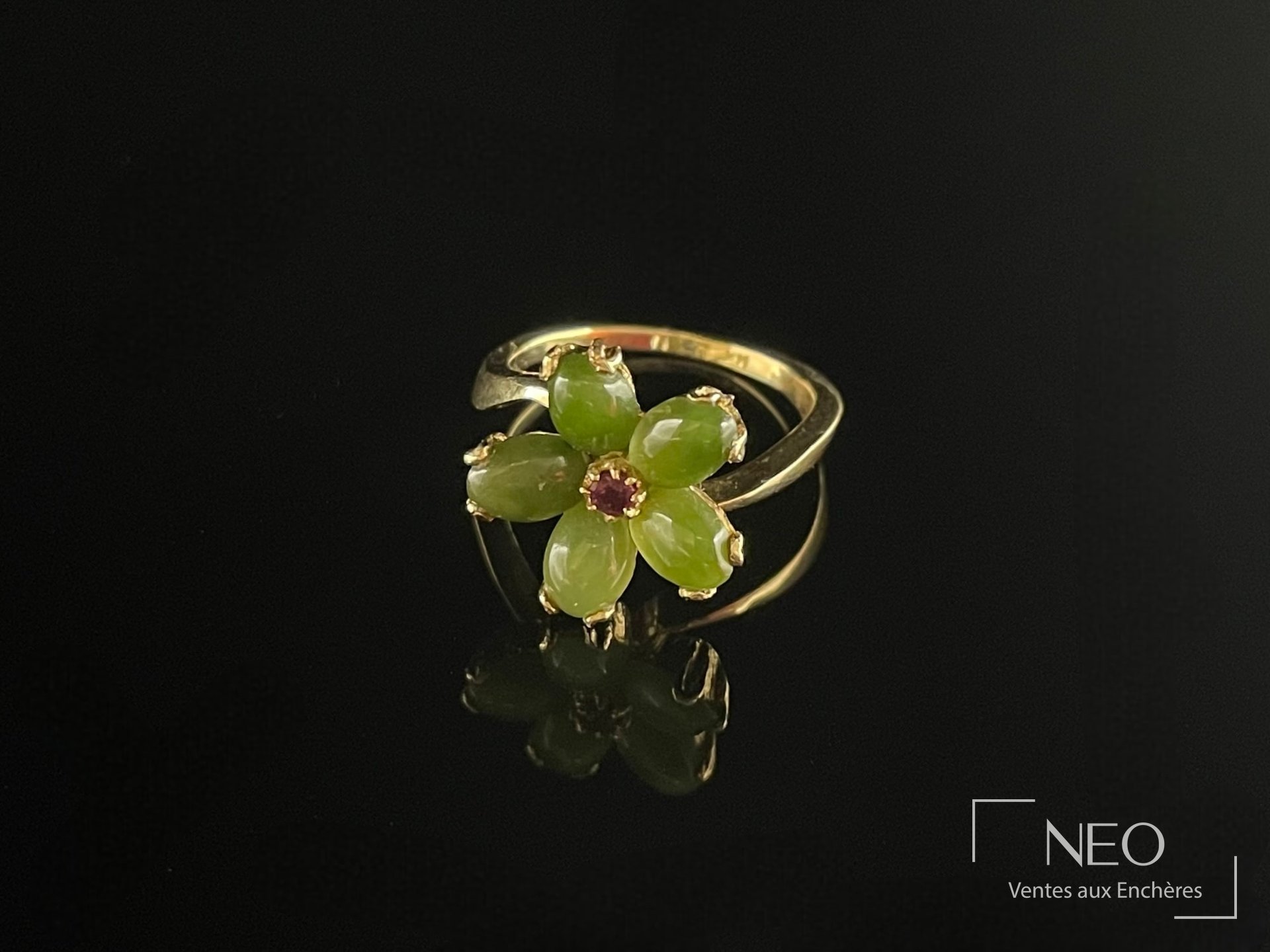 Bague fleur en or jaune 14 carats, pierre rouge et pierres vertes