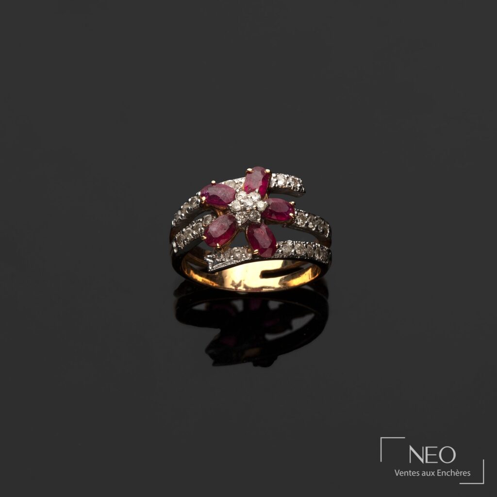 Bague fleur en or jaune et gris sertie de rubis et de diamants
