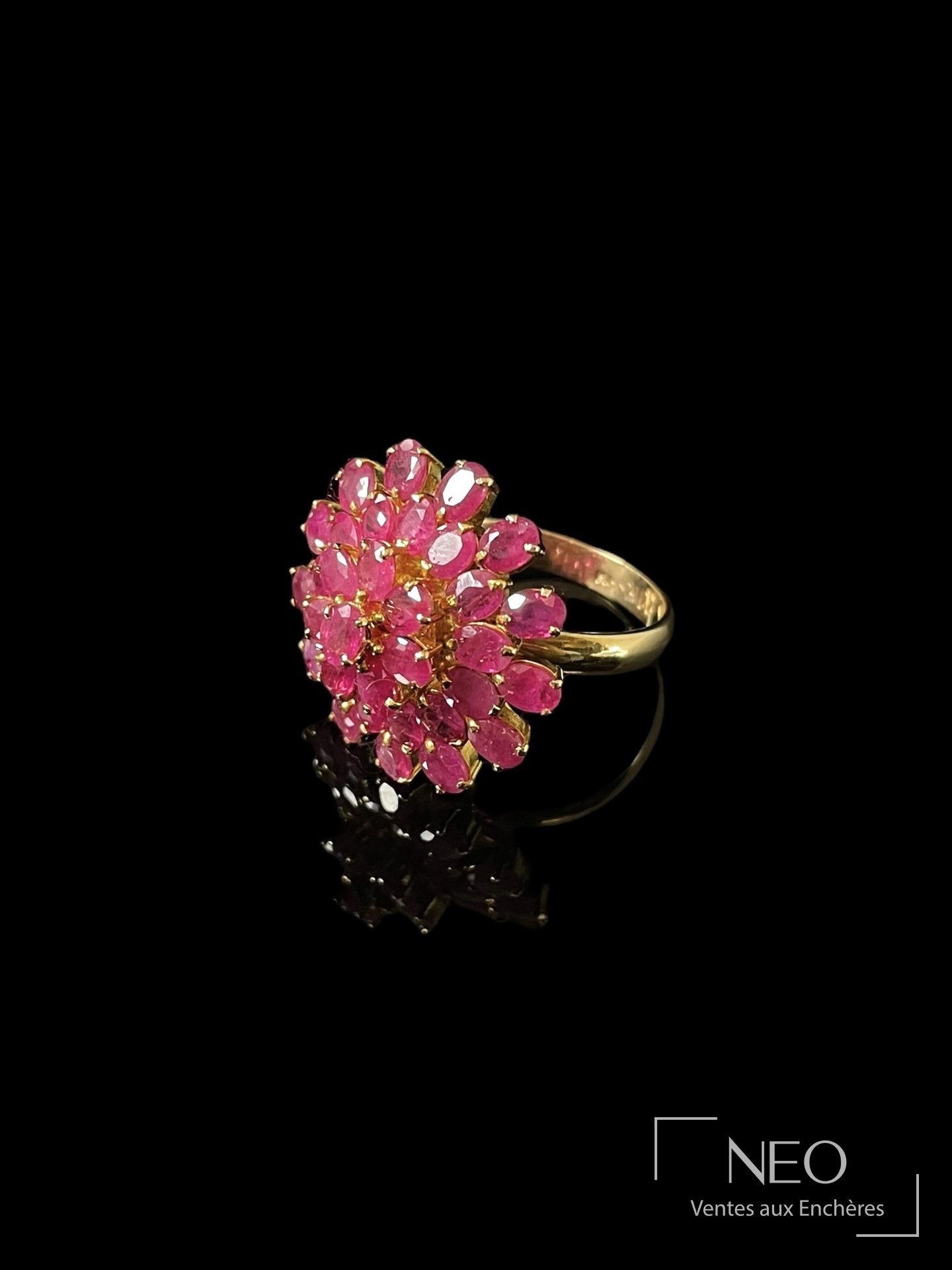 Bague fleur en or jaune 14 carats pavée de rubis