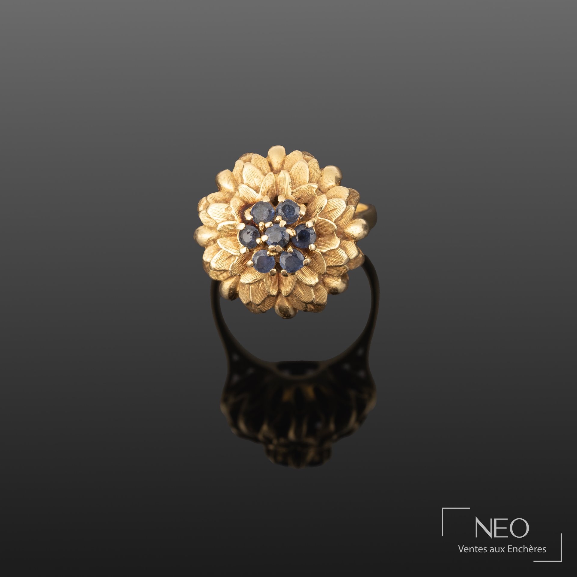 Bague fleur en or jaune gravé sertie de sept saphirs