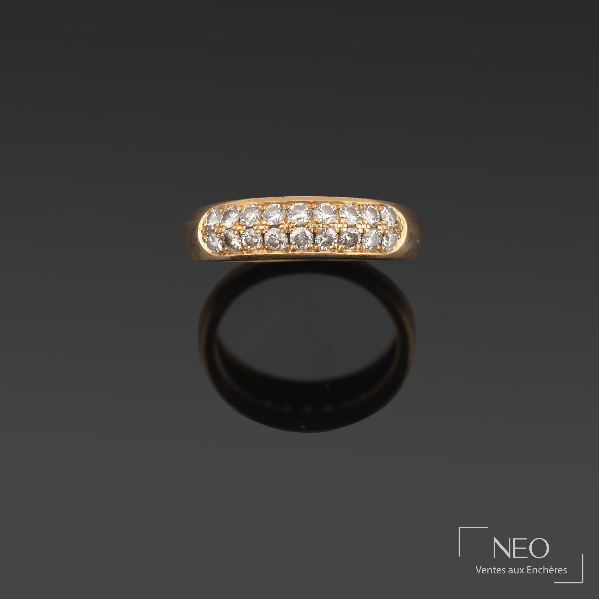 Bague jonc biseautée en or jaune 18K sertie de diamants