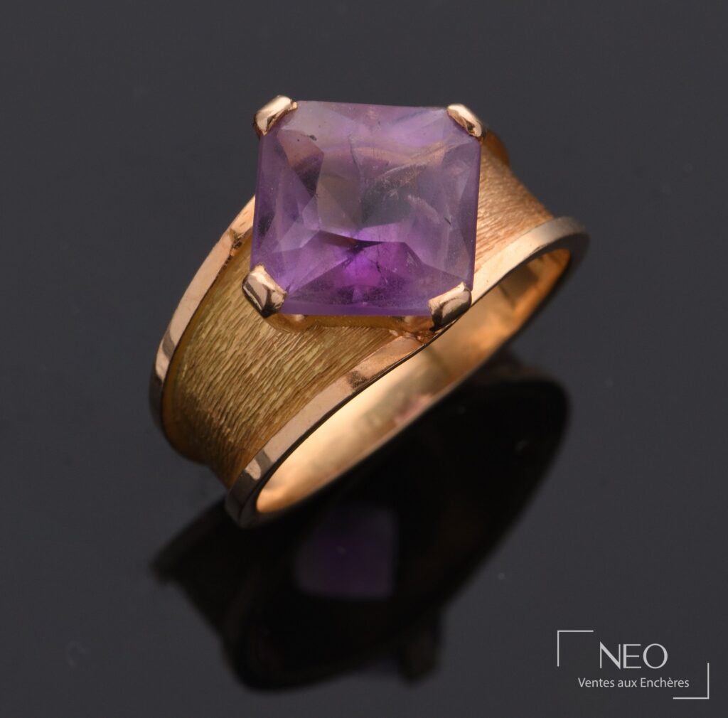 Bague jonc en or ornée d'une pierre violette carrée