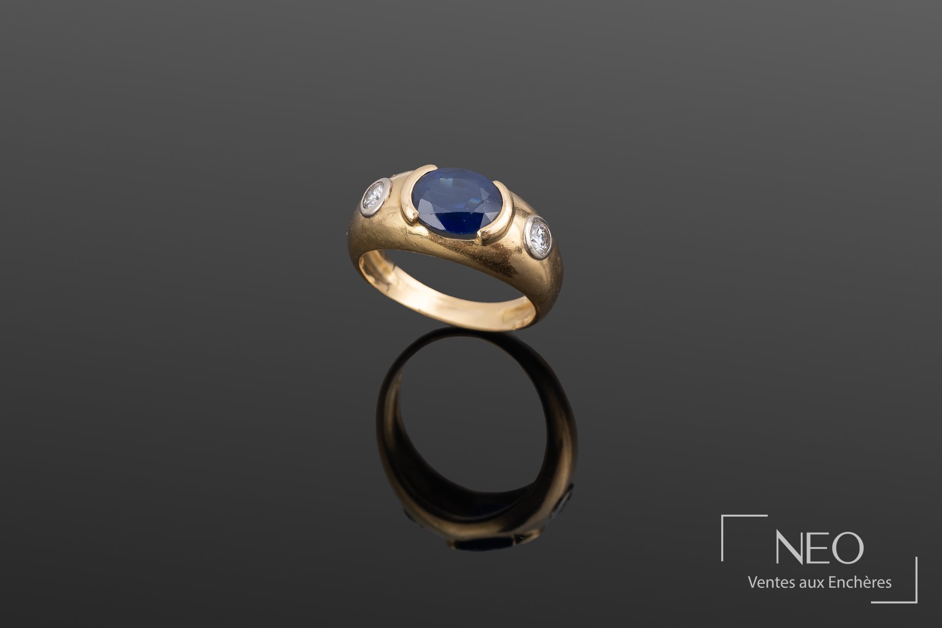Bague jonc en or jaune 18K avec saphir ovale et diamants