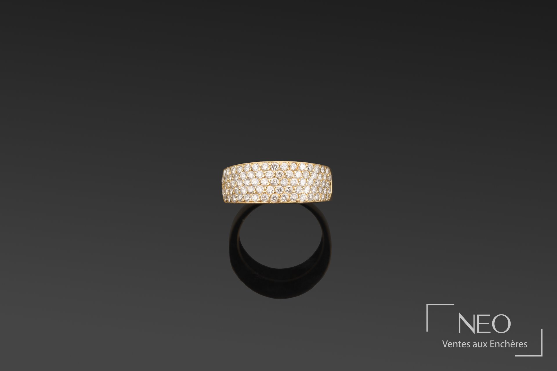 Large bague jonc en or jaune 18K pavée de diamants