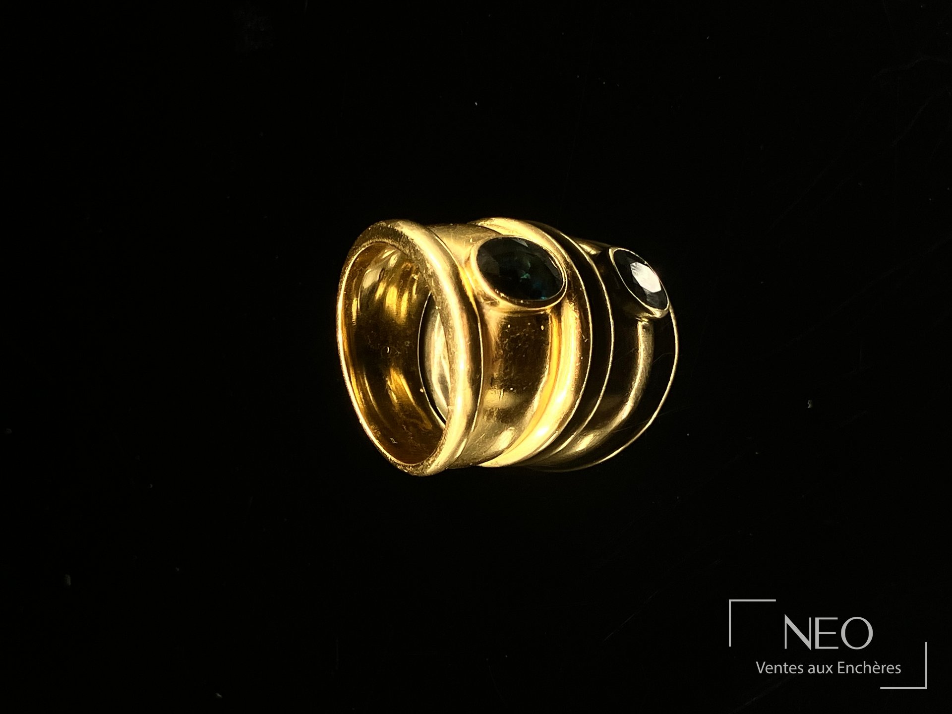 Bague jonc en or jaune 19,2 carats centrée d&rsquo;une pierre bleue