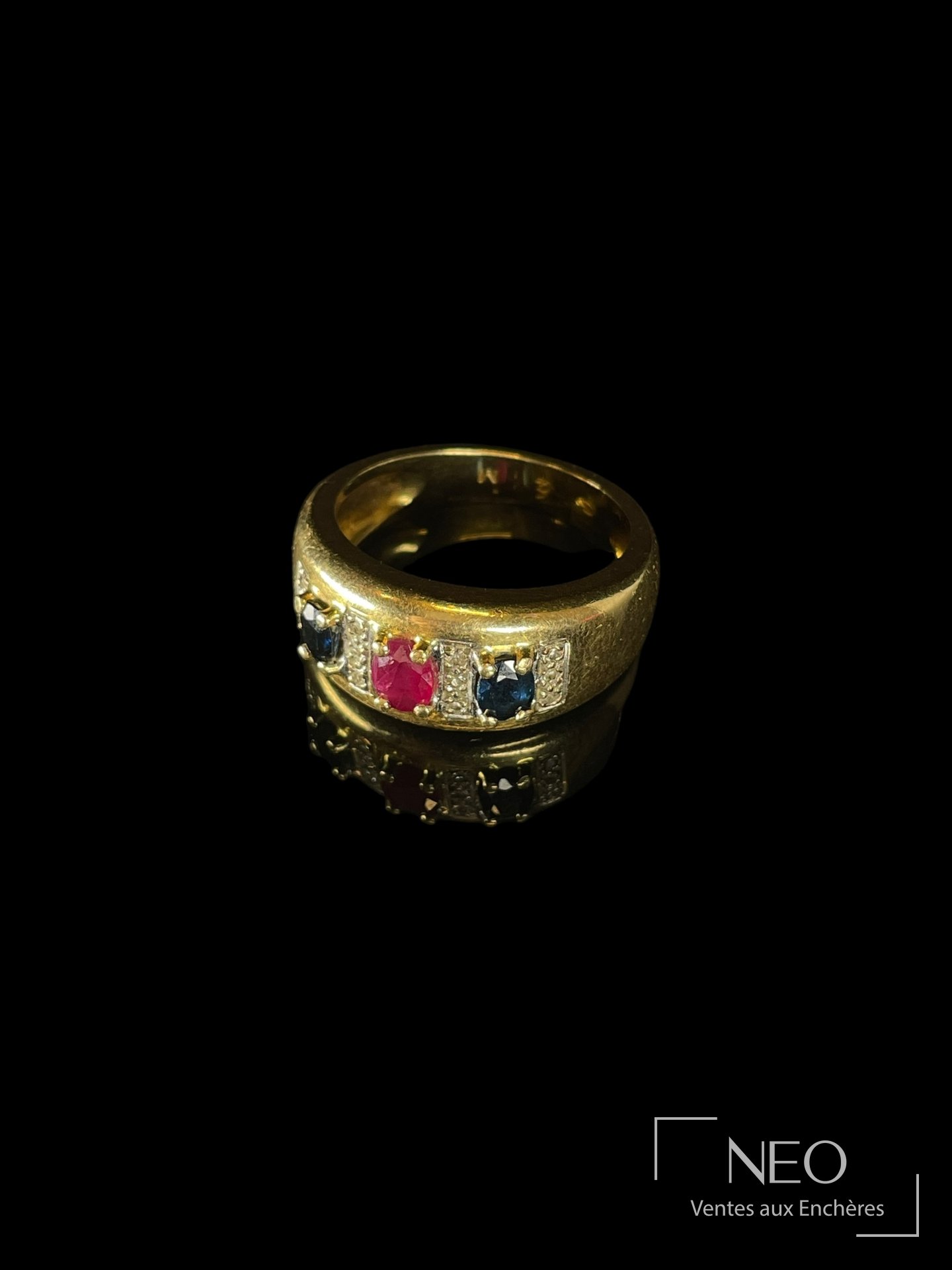 Bague jonc en or jaune 18 carats, rubis, saphirs et diamants