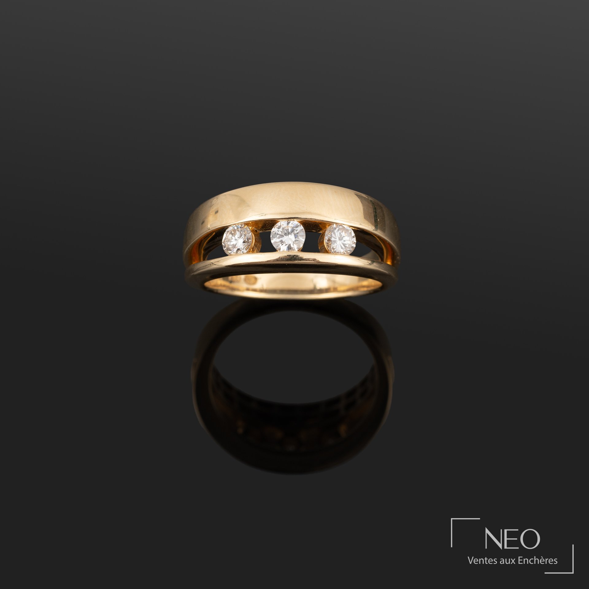 Bague jonc en or jaune 18K et trois diamants