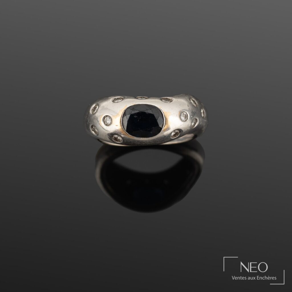 Bague jonc en argent avec saphir ovale et petits brillants