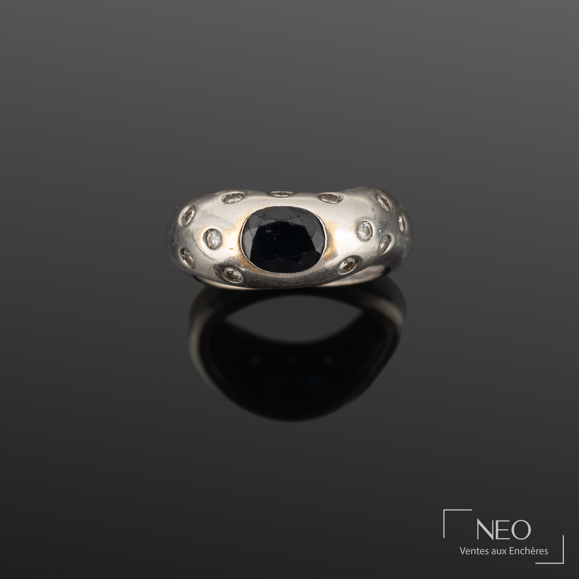 Bague jonc en argent avec saphir ovale central et brillants