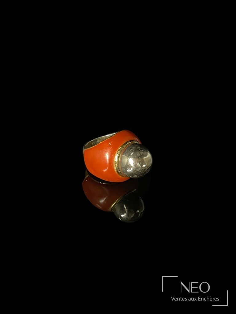 Bague Lanvin à dôme orange et bille argentée sur fond noir