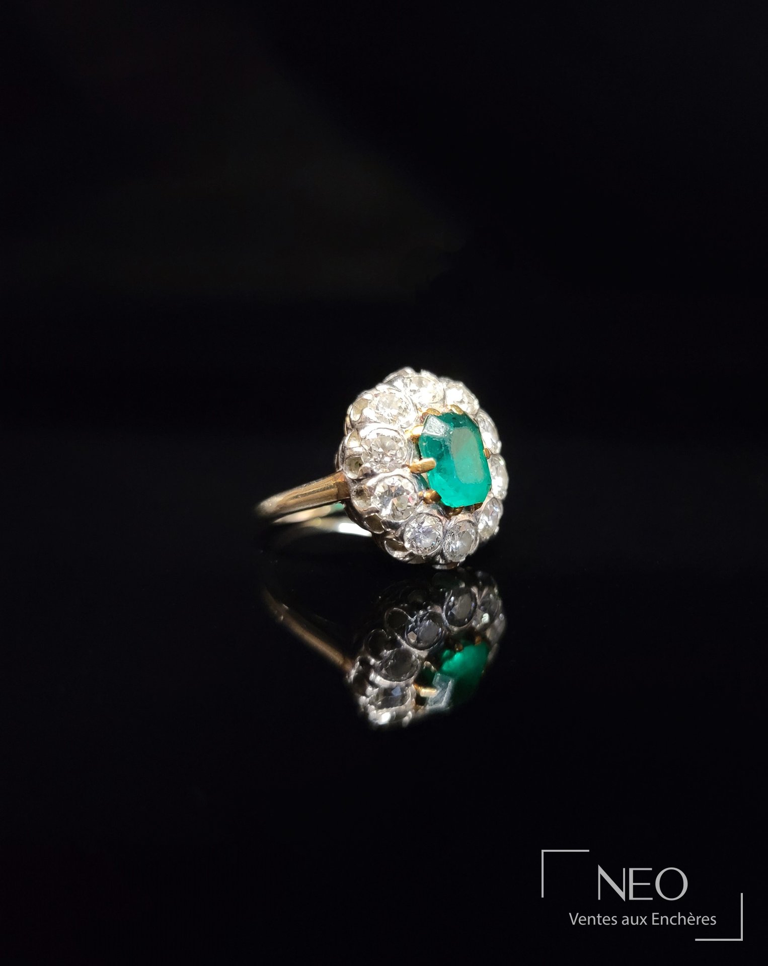Bague marguerite en or gris et platine, émeraude et diamants