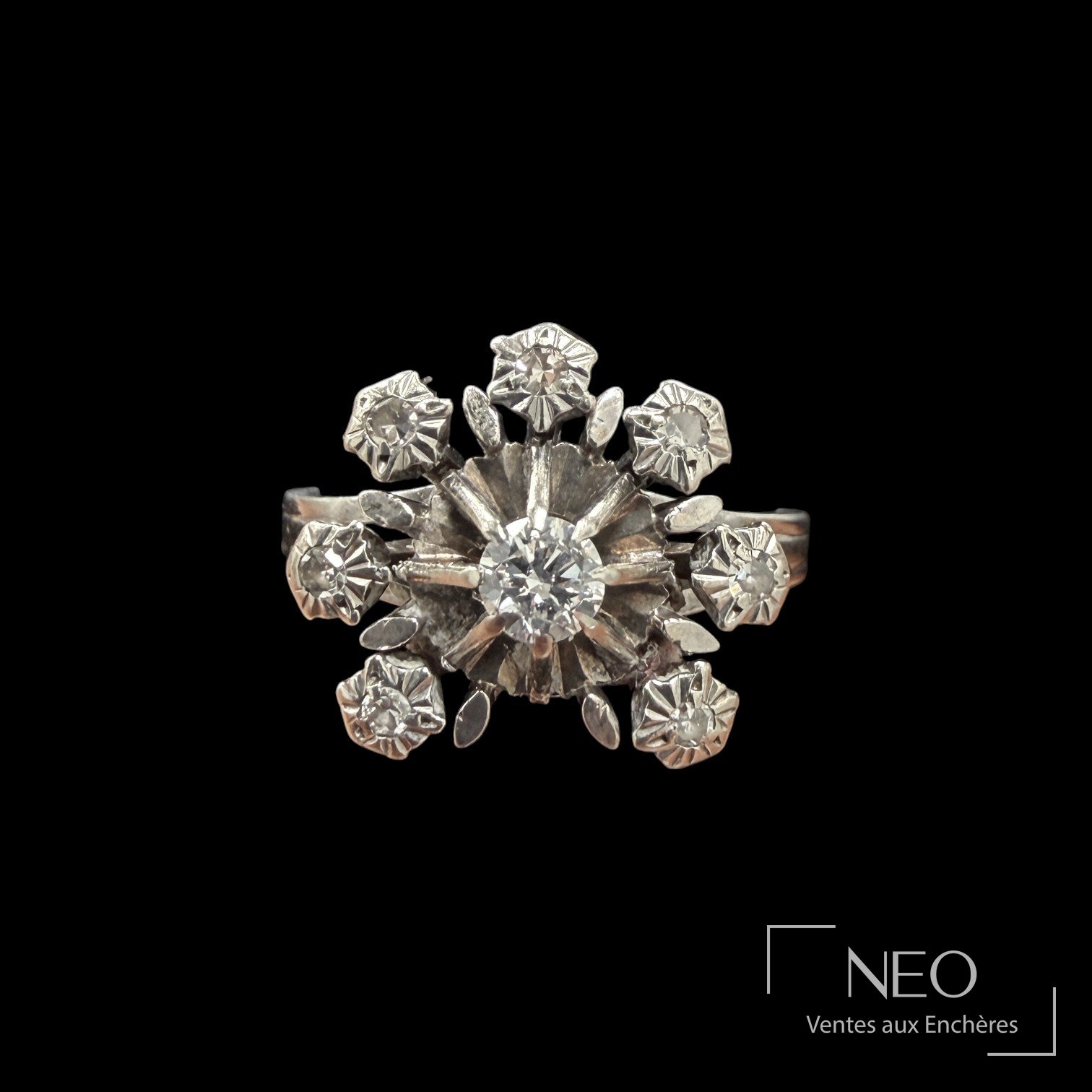 Bague marguerite en or gris 18K et diamants