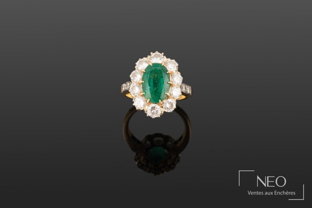 Bague marguerite en or jaune avec émeraude centrale et entourage de diamants