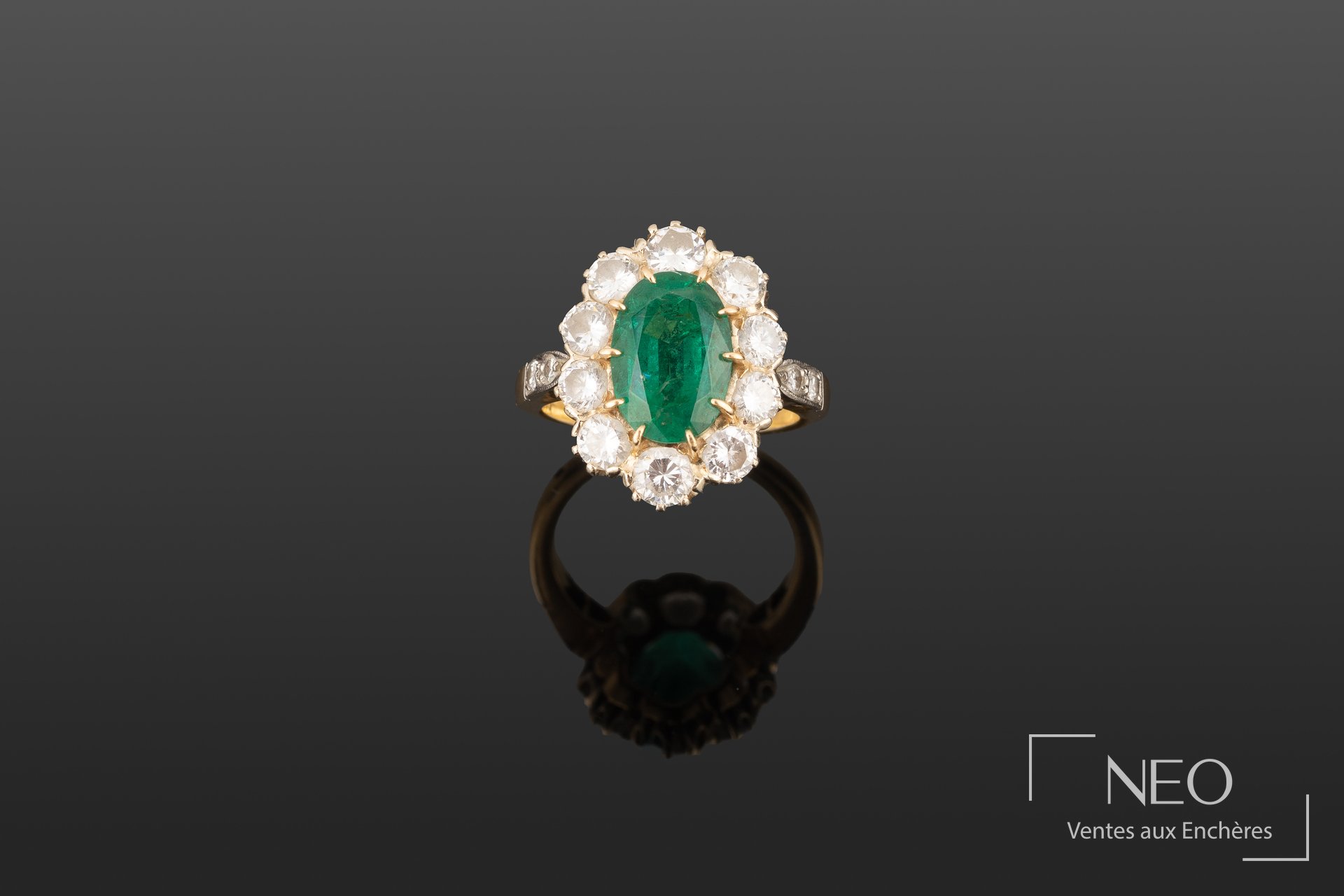 Bague marguerite en or jaune 18K, émeraude et diamants