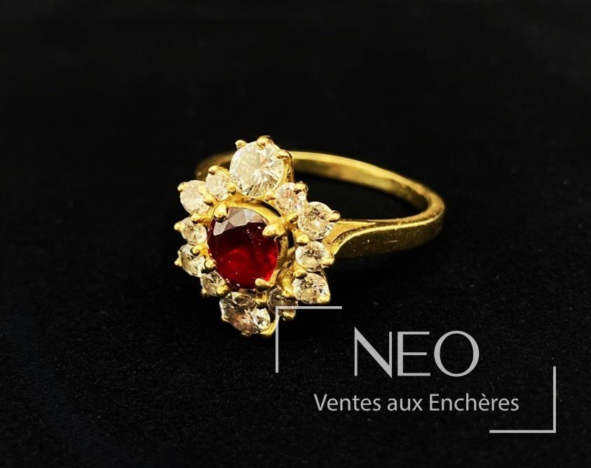 Bague marguerite en or jaune 18 carats, rubis et diamants