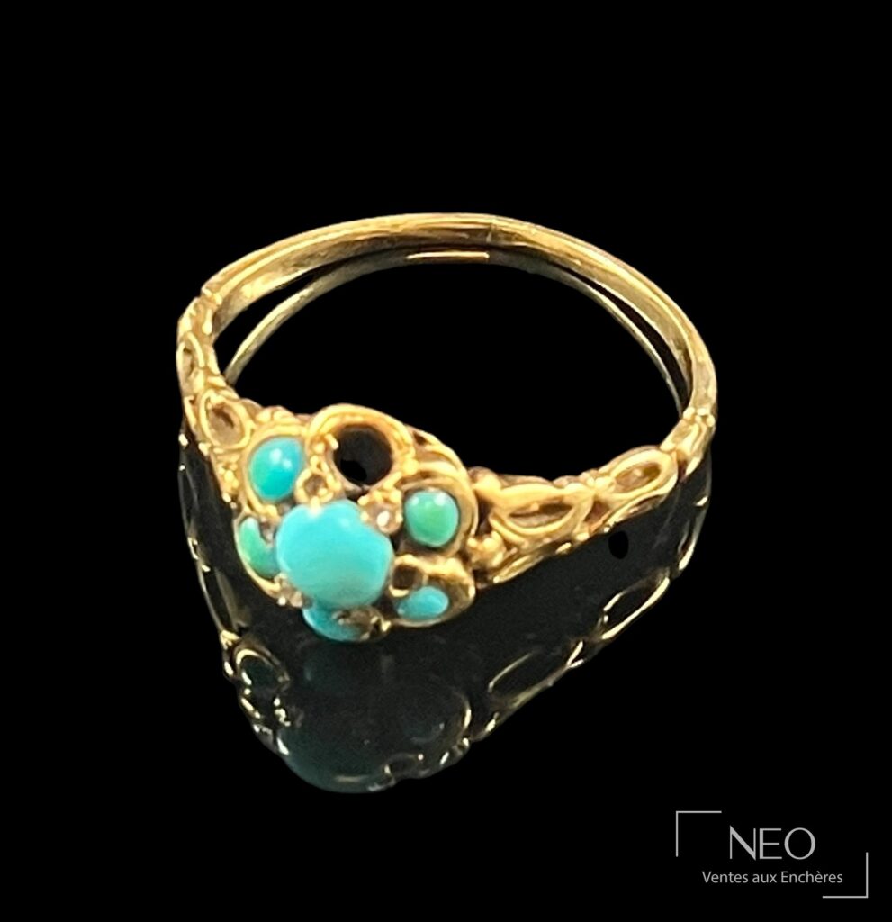 Bague marguerite en or jaune avec cabochons turquoise sur fond noir