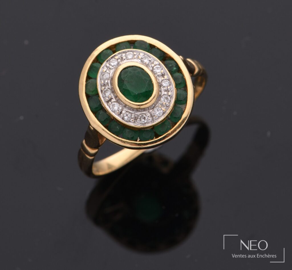 Bague marguerite en or jaune avec pierre verte centrale et entourage de petites pierres