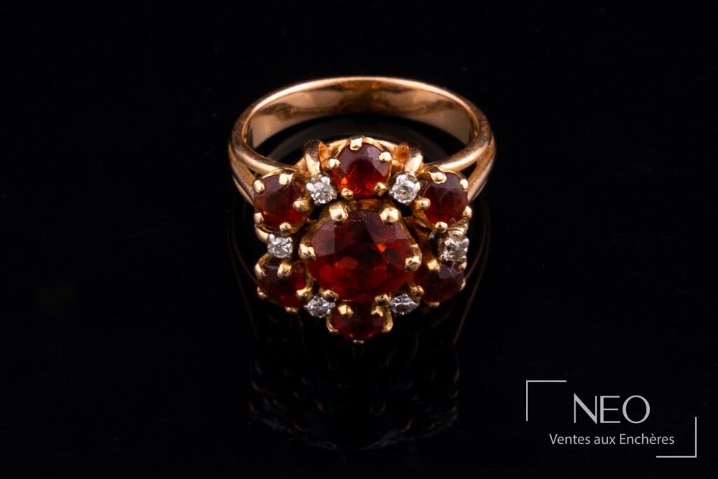 Bague marguerite en or jaune avec pierre centrale rouge et diamants