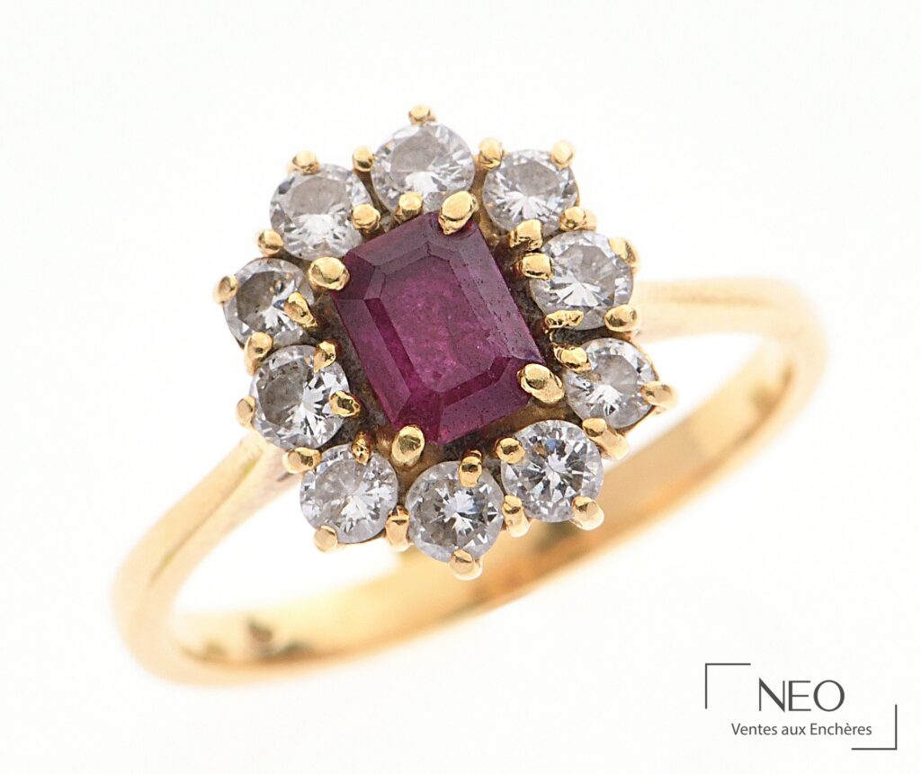 Bague marguerite en or jaune avec rubis central entouré de diamants