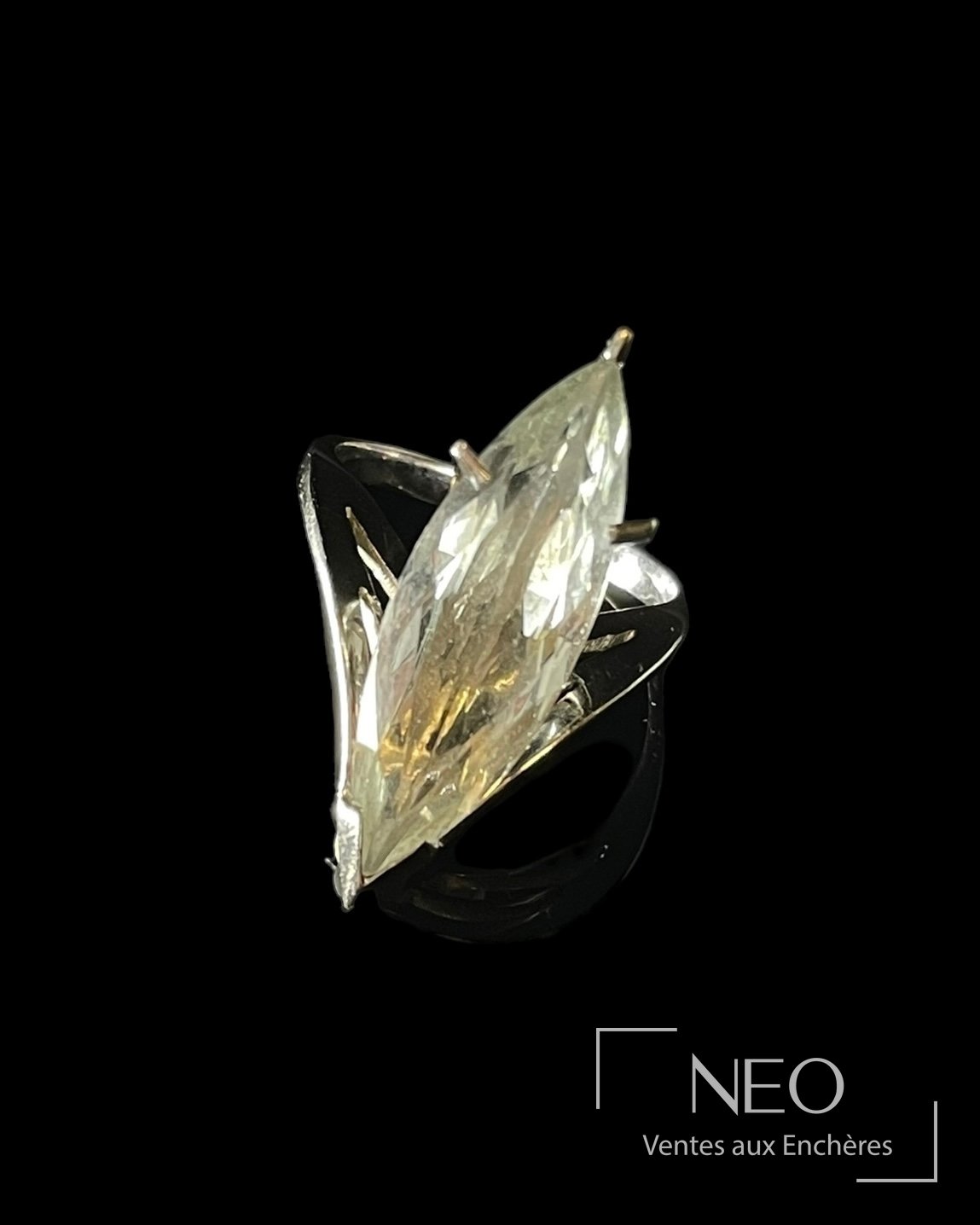 Bague marguise en or gris 18 carats centrée d&rsquo;une aigue-marine