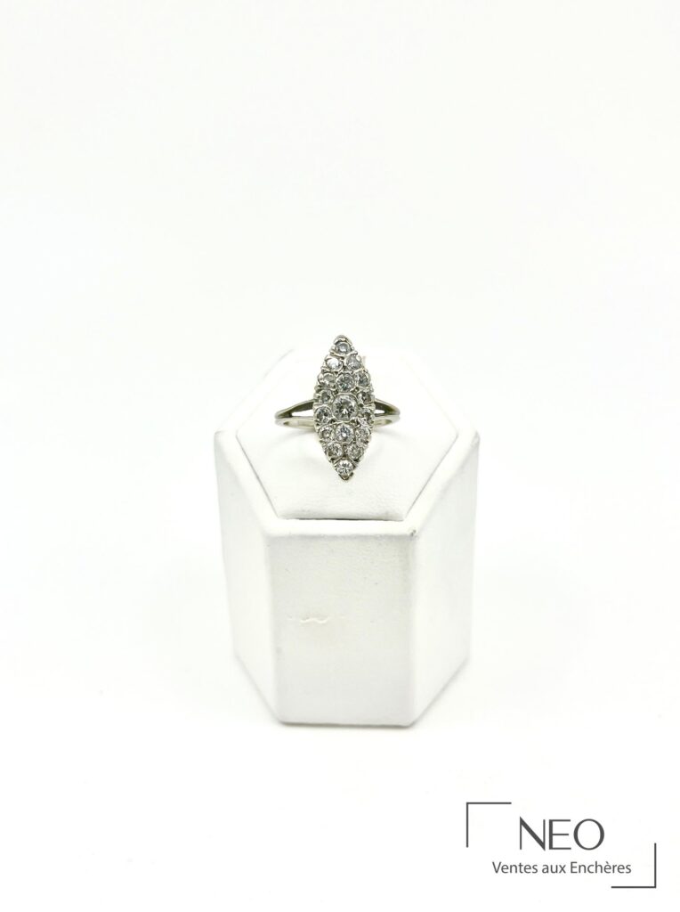 Bague marquise en or gris sertie de diamants