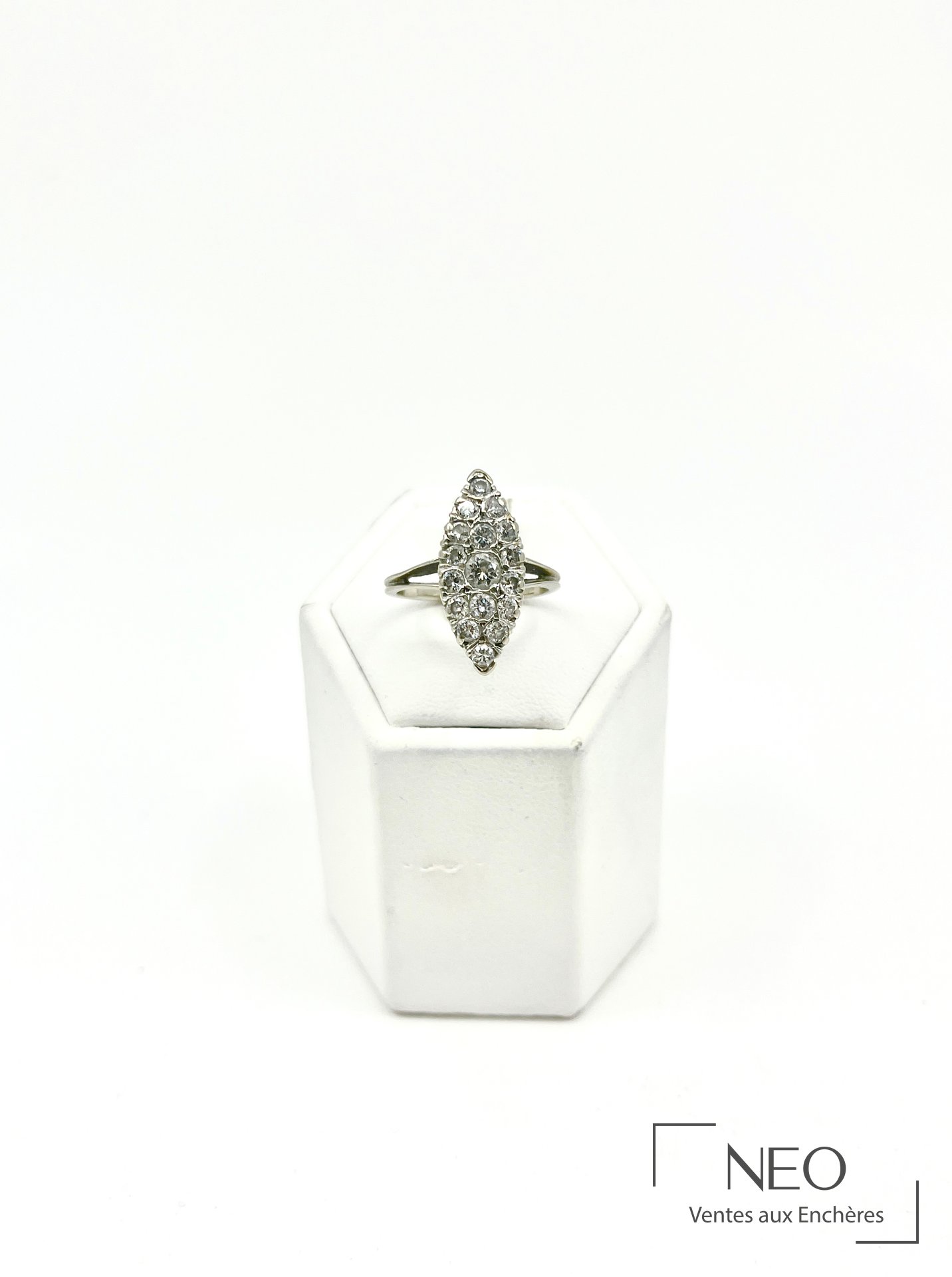 Bague marquise en or gris pavée de diamants