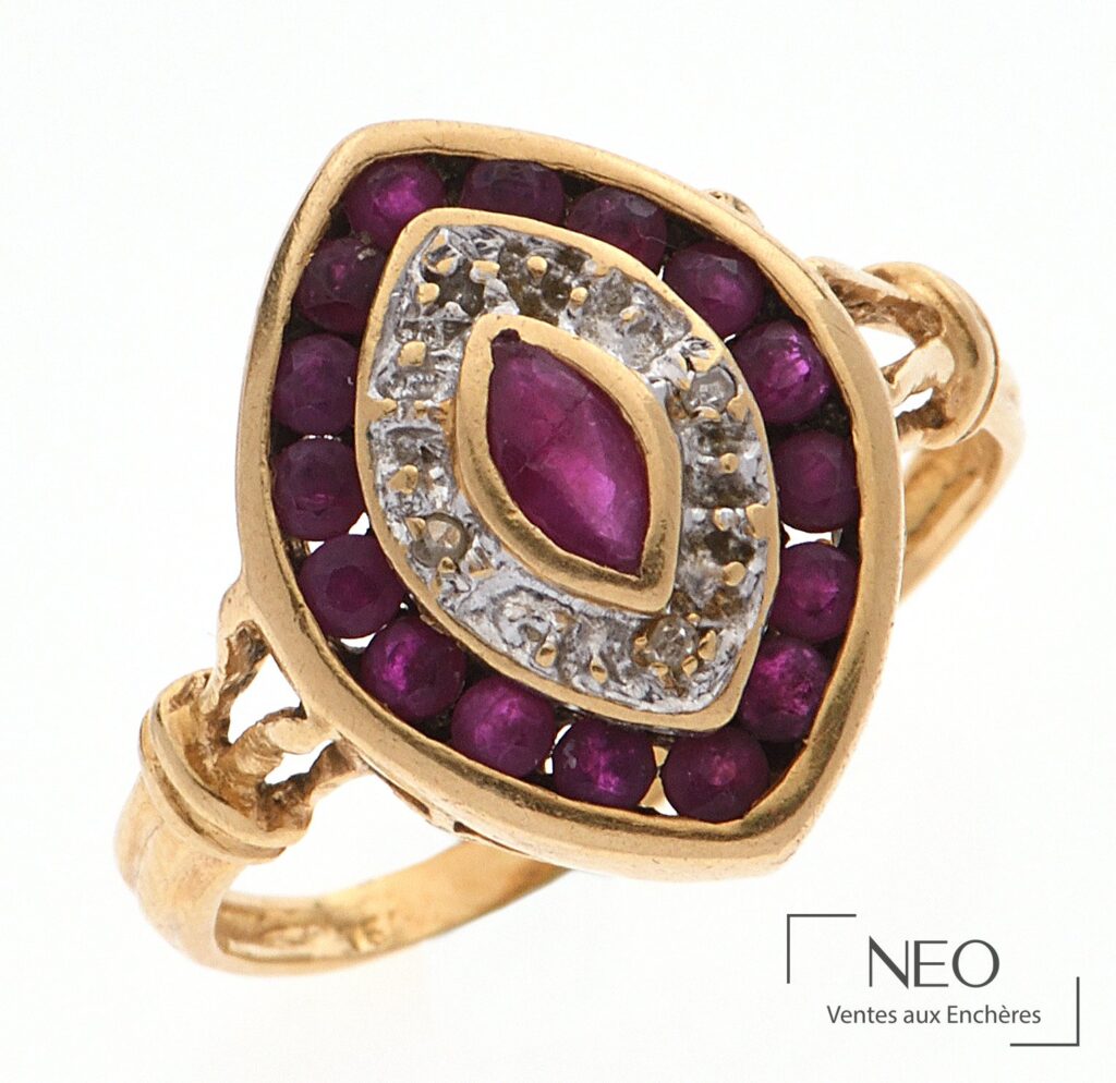 Bague marquise en or jaune sertie de rubis et de diamants