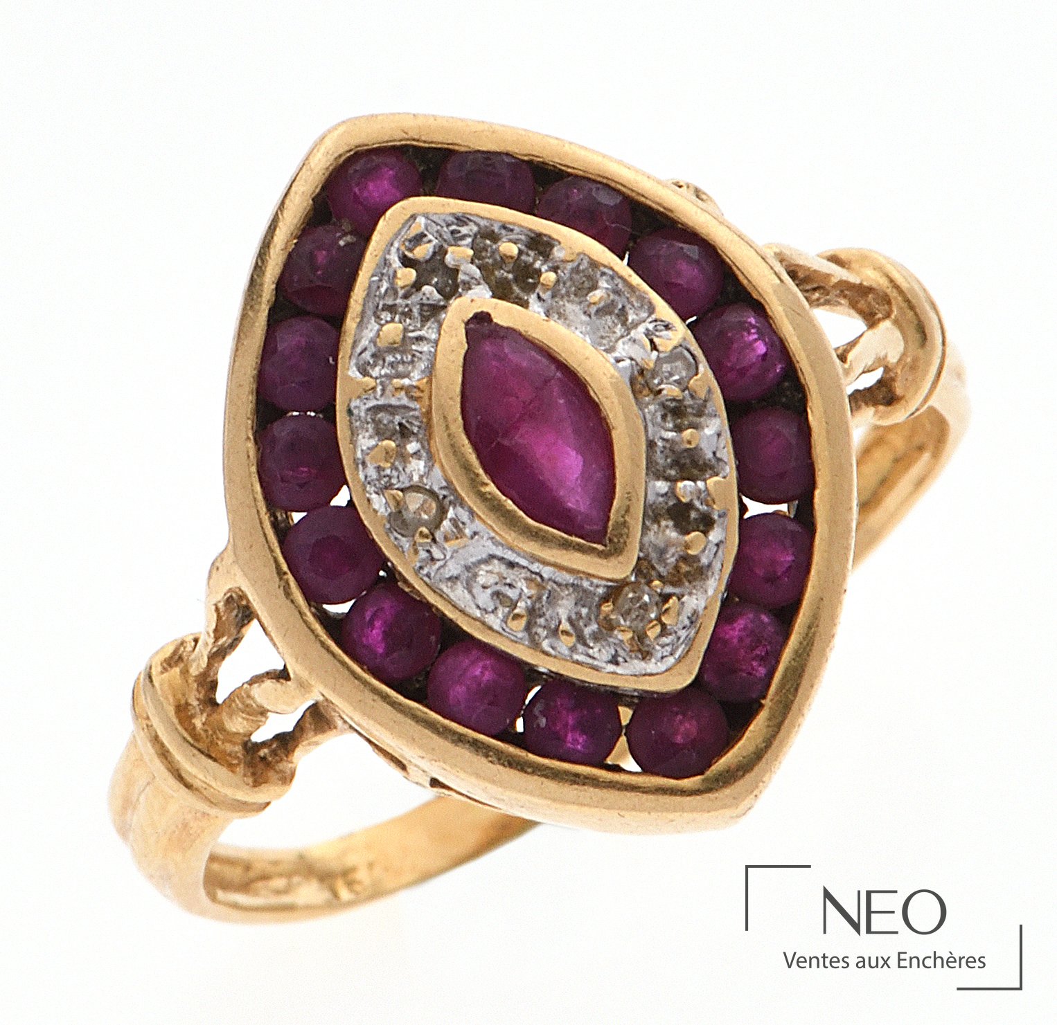 Bague marquise en or jaune sertie de rubis et de diamants
