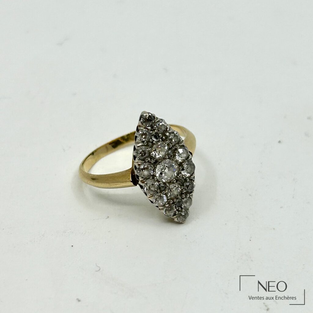 Bague marquise en or jaune pavée de diamants