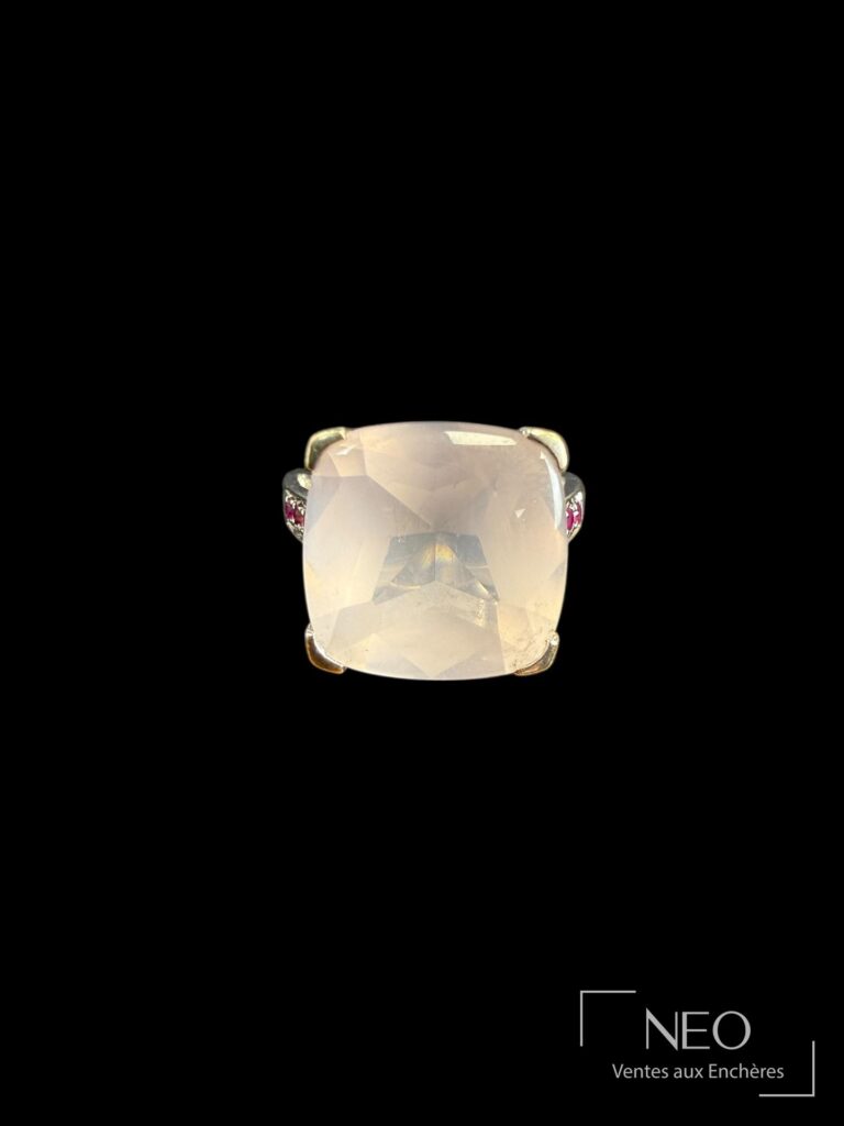 Bague Mauboussin avec quartz rose central et rubis sur fond noir