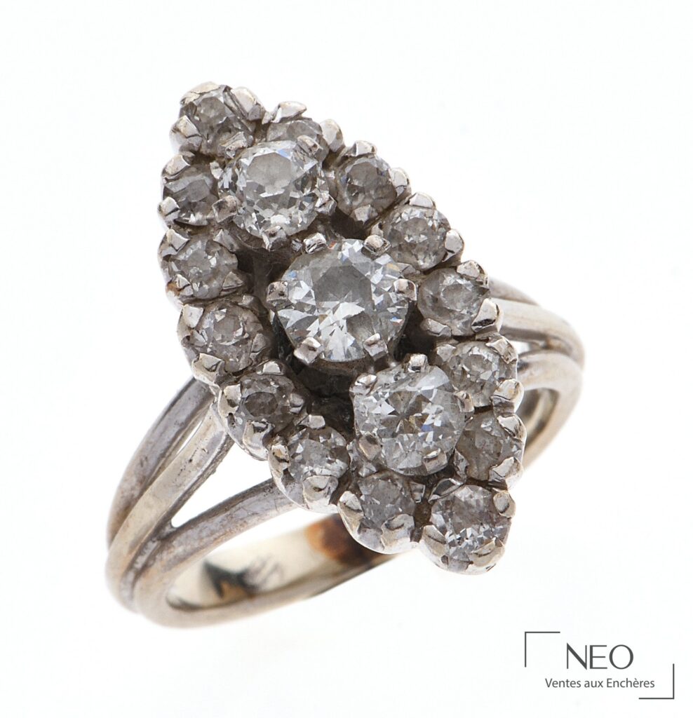 Bague navette en or gris sertie de diamants anciens