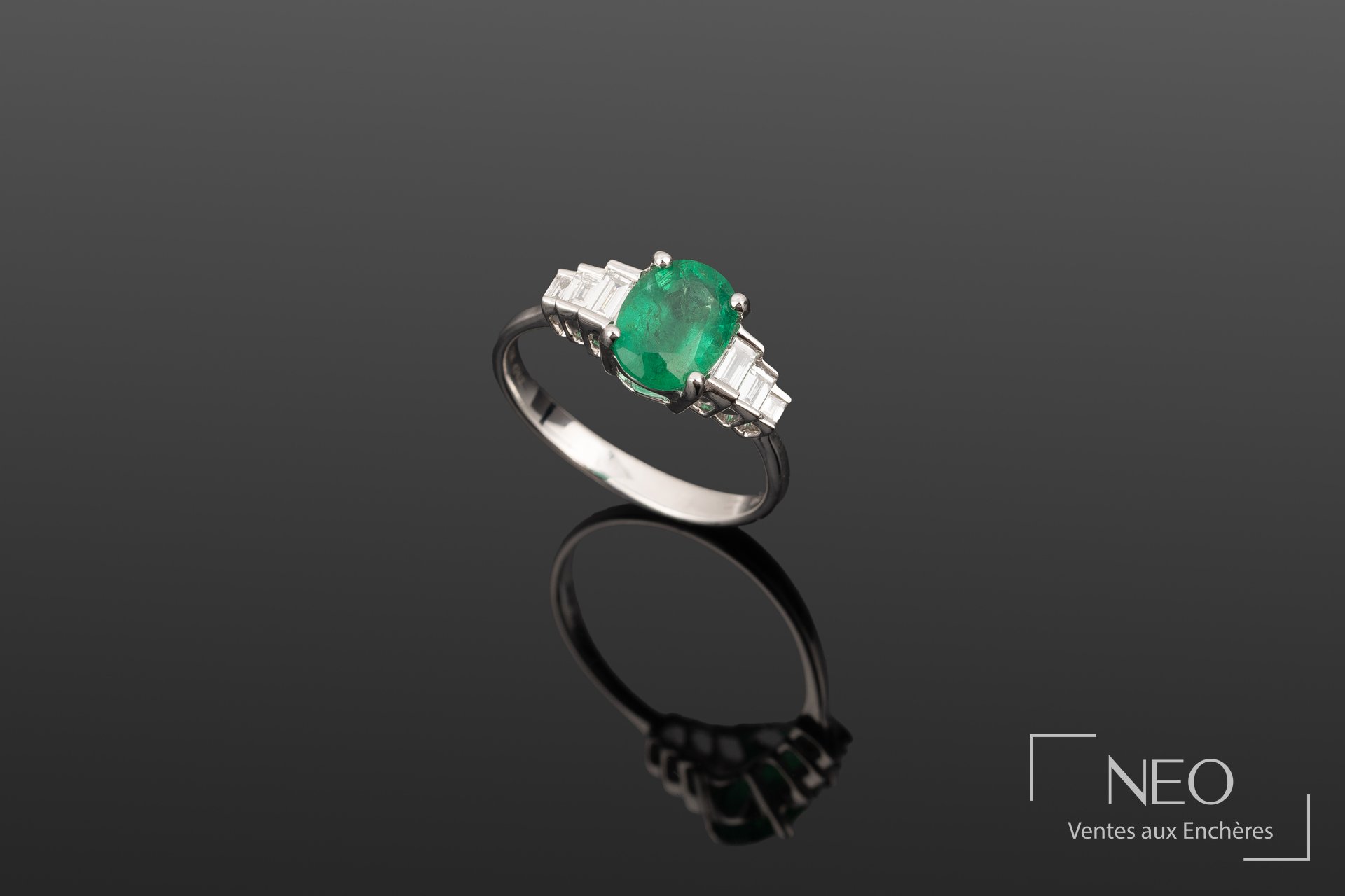 Bague en or blanc 18K sertie d’une émeraude et de diamants