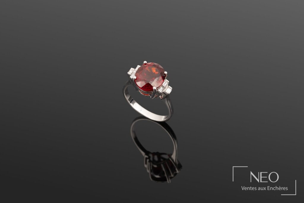 Bague en or blanc sertie d’un grenat ovale et de diamants
