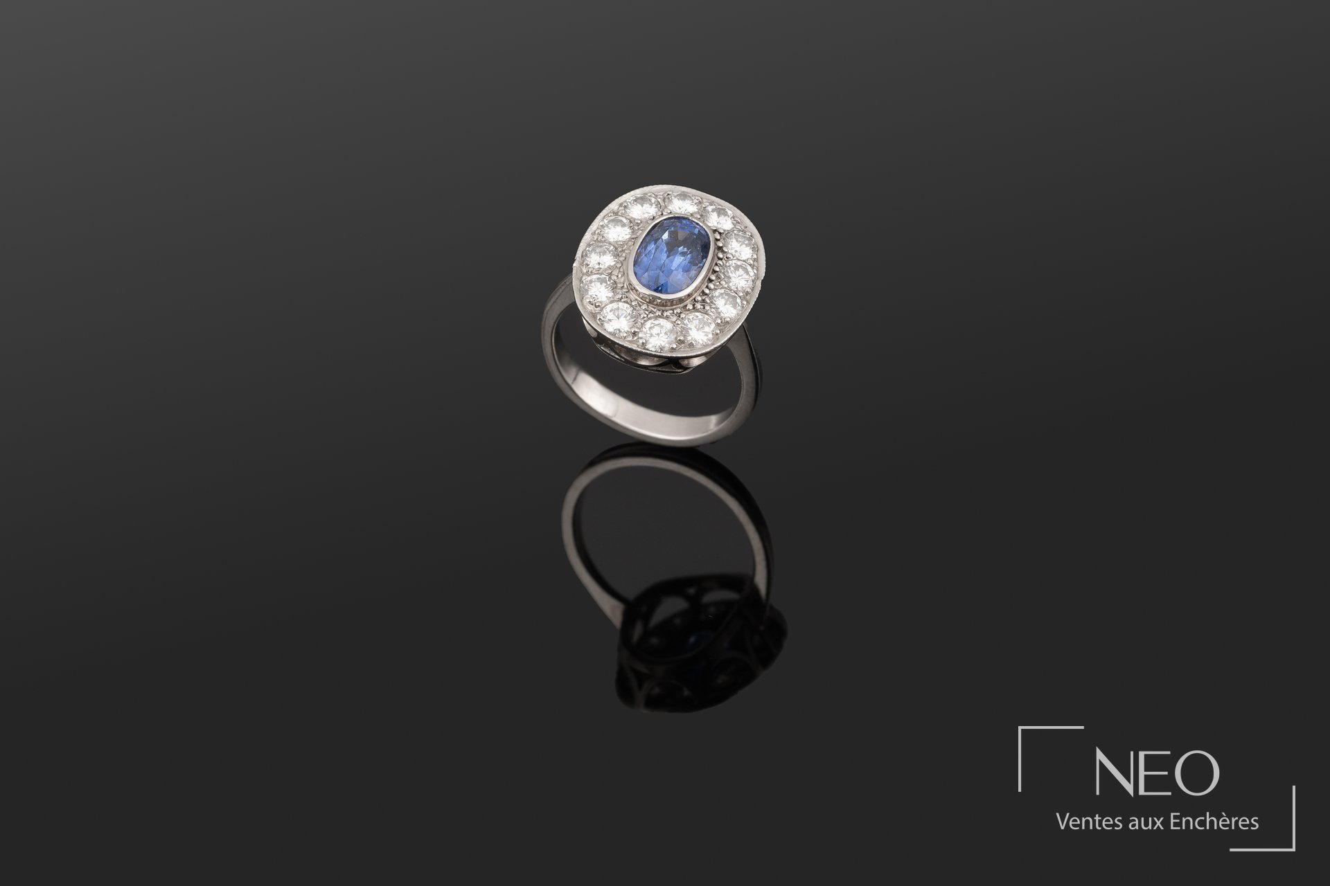 Bague en or blanc 18K ornée d’un saphir et de brillants