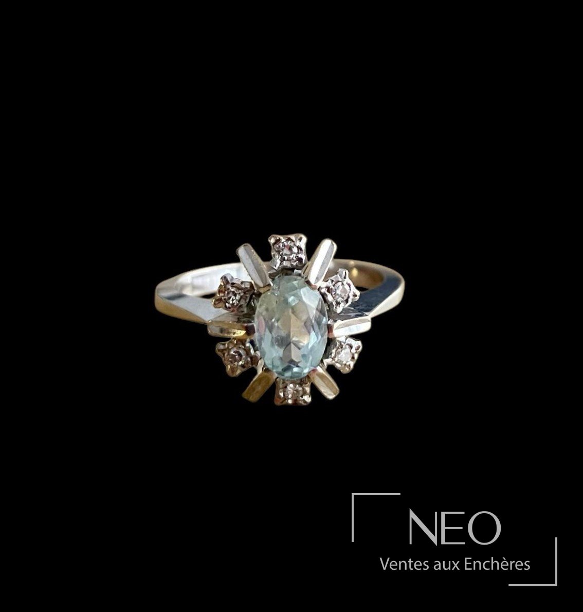 Bague en or gris 18 carats ornée d’une pierre bleue et brillants